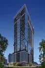 Fachada moderna del edificio con palmeras y cielo azul