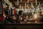 Interior del bar de Trace Brewing con iluminación cálida y ambiente acogedor