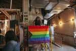 Espacio interior de Trace Brewing con bandera arcoíris en primer plano