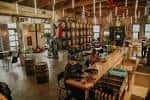 Vista general del interior de Trace Brewing con barriles y zona de servicio