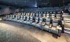 Sala de cine con butacas dispuestas en gradas y ambiente moderno