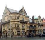 Vista exterior del Philharmonic Dining Rooms mostrando su arquitectura victoriana en Liverpool