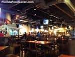 Interior del Brick House Tavern + Tap en Tampa con mesas y clientes