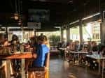 Área de comedor interior con clientes sentados y ambiente acogedor