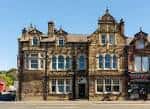 Fachada exterior del pub The Cardigan Arms en Leeds con arquitectura victoriana