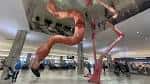 Interior del aeropuerto con escultura artística roja colgante