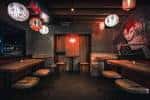Sala principal del restaurante con mesas bajas y decoración japonesa