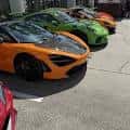 Exterior del local Energetic Exotics mostrando una fila de superdeportivos en Tampa