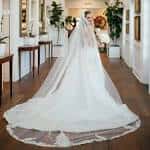 Interior de la tienda con un vestido de novia exhibido