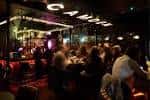 Vista interior del local Be At One en Liverpool con ambiente nocturno y público