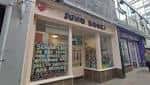 Fachada de la librería Juno Books en Sheffield con escaparate y rótulo visible