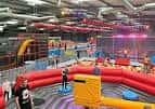 Vista general del interior de RedKangaroo Trampoline Park con zonas de saltos y obstáculos