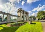 Vista panorámica de los jardines del memorial de guerra con arquitectura clásica y césped bien cuidado