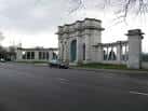 Fachada principal del monumento desde la calle en un día nublado