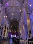 Interior de la iglesia iluminado con luces de colores durante un evento nocturno