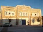 Fachada del teatro al atardecer, mostrando detalles arquitectónicos y entrada principal