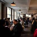 Interior del pub con clientes sentados y ambiente acogedor