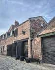Fachada de ladrillo del establecimiento COFFI en Liverpool
