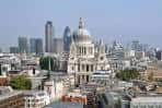 Panorámica de la Catedral de San Pablo desde una altura con el skyline de Londres al fondo