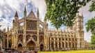 Vista exterior de la fachada principal de Westminster Abbey con su arquitectura gótica y torres