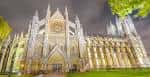 Westminster Abbey iluminada por la noche, mostrando su imponente estructura gótica
