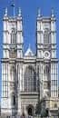 Fachada frontal de Westminster Abbey bajo un cielo azul despejado