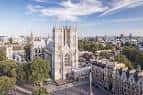 Vista aérea de Westminster Abbey destacando su torre central y entorno urbano