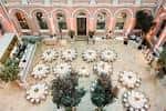 Patio interior del Wallace Collection decorado con mesas redondas para un evento