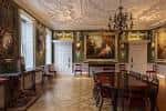 Interior de la Court Room Gallery con decoración clásica y obras de arte