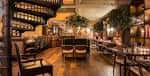 Interior del bar con estanterías de libros y ambiente acogedor