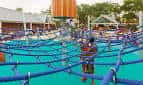 Juego de cuerdas azules en el parque acuático con personas interactuando