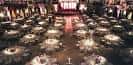 Vista panorámica del salón de baile principal decorado para una boda o evento con mesas redondas y iluminación cálida