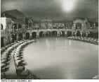 Fotografía antigua en blanco y negro del salón de baile vacío con detalles arquitectónicos históricos