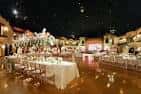Escenario principal del salón de baile con decoración floral y mesa de honor preparada para un evento