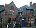 Vista exterior del Old Police Station en Liverpool, edificio de ladrillo rojo con arquitectura victoriana