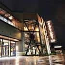 Fachada exterior de The Factory St. Louis iluminada por la noche