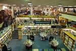 Vista panorámica del interior de Blackwells Bookshop con múltiples niveles y estanterías llenas de libros