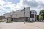 Fachada moderna del edificio bajo cielo nublado