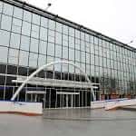 Vista frontal del Liverpool Innovation Park con fachada de cristal y arco blanco