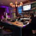 Bar interior de 5Church Midtown con iluminación ambiental y barra equipada