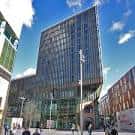 Vista exterior del edificio moderno que alberga el centro comercial Liverpool One