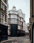 Edificio en la esquina de Archer Street con arquitectura clásica y detalles ornamentales