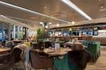 Interior del restaurante con mesas y sillas en un ambiente moderno