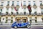 Fachada exterior del Brown's Hotel con coches vintage en primer plano
