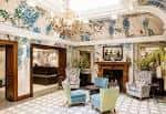 Interior elegante del hotel con detalles artísticos en paredes y techos
