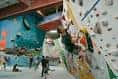 Escalador en una pared de roca artificial dentro del centro