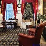 Interior del museo decorado para Navidad con árbol y mobiliario clásico
