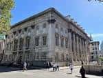 Vista exterior de la fachada clásica del Goldsmiths' Hall en Londres
