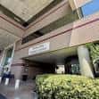 Entrada principal del centro médico WellMed at Bayside con señalización visible