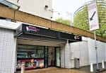 Fachada principal del Florence Nightingale Museum con letrero visible